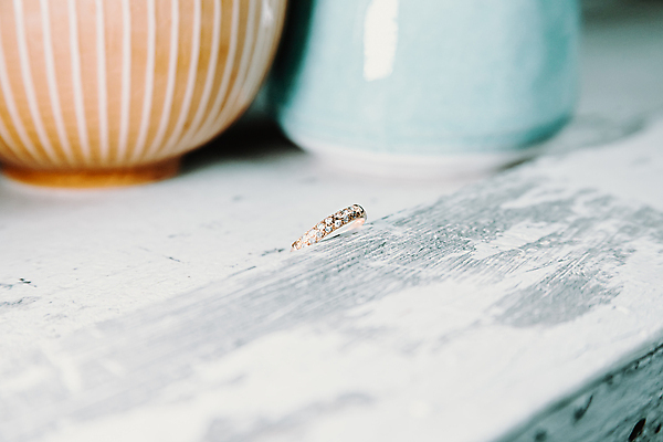 포토 JPG 해외이미지 여자 남자 결혼 목걸이 장신구 베개 발렌타인데이 사랑 사람 여러명 빛 귀걸이 희망 줄무늬 낭만 흰색 반지 쌍 화려 황금 고급 우아함 은색 크리스탈 보석 실크 심플 다이아몬드 광택 약혼 시트 보물 빛망울 백금 전용 스타일 해외포토 감정 컬러 다수 컨셉 무늬 침구 데이이벤트 이벤트 직물 광석 약속 파일형식 이미지허브