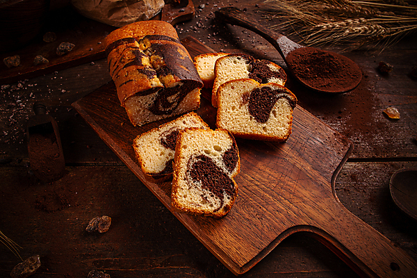 포토 JPG 해외이미지 빵 사람없음 갈색 케이크 숟가락 밀 슬라이스 나무도마 코코아가루 파운드케이크 해외포토 음식 컬러 디저트 곡류 도마 수저 목재 가루 파일형식 이미지허브