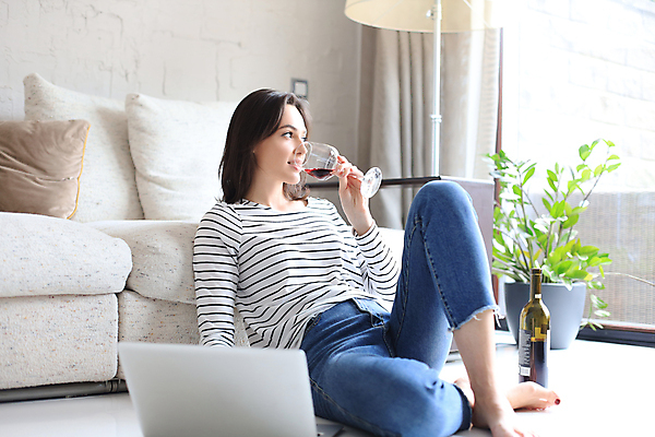 포토 JPG 해외이미지 전신 백인 응시 여자 여유 거실 와인잔 휴식 실내 한명 들기 앉기 성인 옆모습 와인 마시기 성인여자한명만 집콕 해외포토 서양인 1 시선 감정 뷰포인트 컨셉 술잔 모션 주류 사람 내부 신조어 여자한명만 성인여자만 파일형식 앳홈라이프 이미지허브