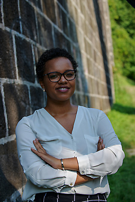 포토 JPG 해외이미지 직업 안경 벽 셔츠 비즈니스 바지 팔찌 청소년 자연 한명 야외 초록색 컬러풀 뷰티 맑음 귀걸이 검은색 어둠 재킷 비즈니스우먼 개울 우아함 보석 크림 블라우스 체크무늬 해외포토 1 잡화 여자 컬러 컨셉 상의 무늬 장신구 하의 날씨 사람 강 외투 직장인 광석 생태계 파일형식 이미지허브