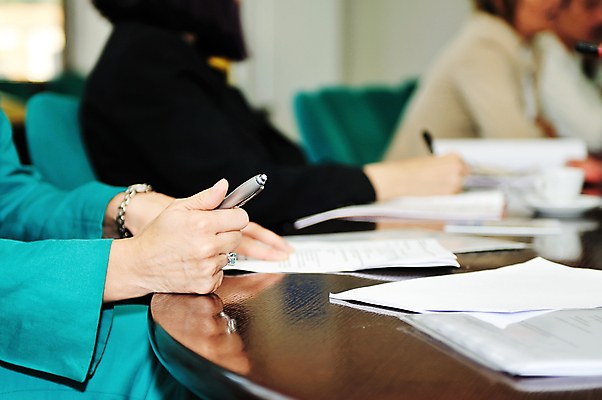 포토 JPG 해외이미지 손 종이 비즈니스 회의 실내 들기 사람 아웃포커스 신체부위 세명 해외포토 모션 촬영기법 내부 파일형식 이미지허브