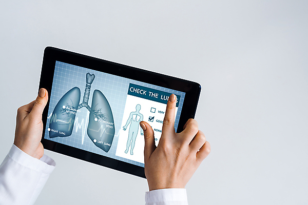 포토 JPG 해외이미지 손 의학 실내 들기 신체부위 태블릿 허파 확인 흰배경 체크리스트 해외포토 백그라운드 모션 사람 내부 전자제품 스마트기기 흰색 호흡기관 파일형식 이미지허브