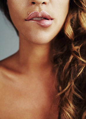 포토 JPG 해외이미지 모델 여자 백그라운드 한명 상반신 성인 앞모습 뷰티 머리카락 우아함 피부 입술 성인여자한명만 입술깨물기 카피스페이스 해외포토 1 뷰포인트 컨셉 표정 사람 신체부위 머리 공백 여자한명만 성인여자만 파일형식 이미지허브
