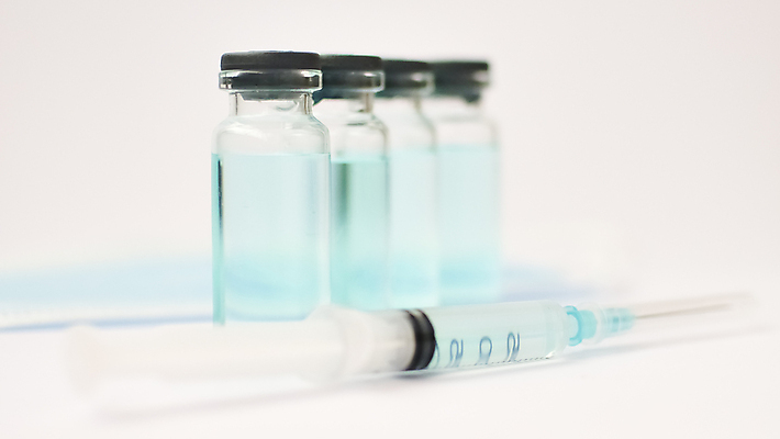 포토 JPG 해외이미지 스튜디오촬영 하늘색 유리병 주사기 사람없음 투명 액체 오브젝트 백신 예방접종 바이알 해외포토 의학 의료기기 병_용기 실내 파란색 의료용품 접종 파일형식 이미지허브