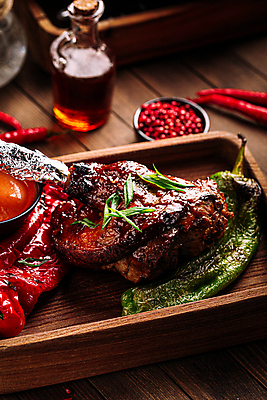 포토 JPG 해외이미지 서양음식 실내 사람없음 아웃포커스 양고기 나무접시 양고기구이 양고기요리 나무배경 해외포토 접시 음식 백그라운드 촬영기법 육류 내부 구이 파일형식 이미지허브