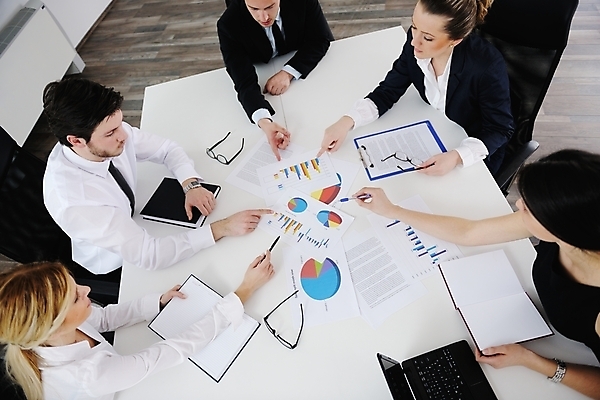 포토 JPG 해외이미지 백인 응시 여자 남자 안경 의자 비즈니스 탁자 그래프 실내 들기 앉기 정장 상반신 성인 앞모습 옆모습 노트북 태블릿 펜 다이어리 자료 가리킴 비즈니스맨 비즈니스우먼 문서 원그래프 세미나 성인만 해외포토 서양인 시선 잡화 옷 뷰포인트 가구 모션 사람 손짓 내부 전자제품 스마트기기 필기구 사무용품 직장인 파일형식 이미지허브