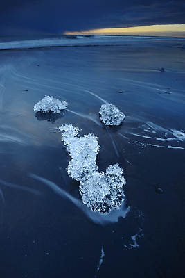 포토 JPG 해외이미지 유럽 모래 파도 바다 여행 겨울 자연 아이슬란드 풍경 사람없음 물 파란색 뷰티 얼음 검은색 블록 추위 크리스탈 땅 북극 빙하 화산 빙산 북쪽 내추럴 해외포토 자연요소 계절 나라 컬러 산 광석 극지방 방향 생태계 파일형식 이미지허브