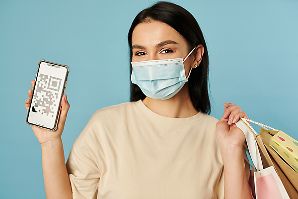 포토 JPG 해외이미지 1 손 여자 얼굴 포즈 백그라운드 가방 갈색머리 건강 가면 한명 서기 사람 파란색 스마트폰 핸드폰 쇼핑 약 상점 스크린 잡기 바이러스 보호 질병 감염 쇼 고립 돌봄 인플루엔자 전염병 카피스페이스 해외포토 헤어스타일 잡화 컬러 컨셉 의학 모션 신체부위 전자제품 스마트기기 공백 파일형식 이미지허브