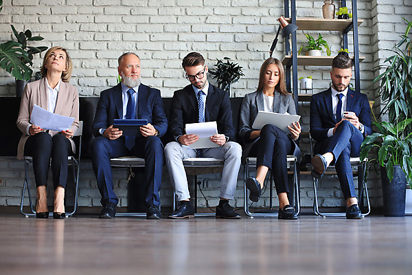 포토 JPG 해외이미지 전신 여자 남자 비즈니스 들기 앉기 여러명 성인 앞모습 태블릿 다리꼬기 비즈니스맨 비즈니스우먼 문서 성인만 해외포토 뷰포인트 다수 모션 사람 전자제품 스마트기기 직장인 파일형식 이미지허브