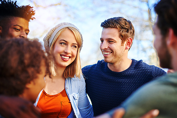 포토 JPG 해외이미지 주간 라이프스타일 응시 여자 남자 어깨동무 함께함 미소 여러명 상반신 20대 성인 야외 앞모습 뒷모습 우정 그룹 소프트포커스 성인만 해외포토 자연요소 시선 뷰포인트 포즈 다수 컨셉 촬영기법 표정 사람 청년 생활 친구 파일형식 이미지허브