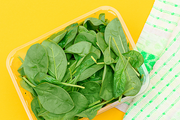 포토 JPG 해외이미지 사람없음 초록색 하이앵글 노란색 신선 시금치 건강식 플라스틱통 그린푸드 비건음식 해외포토 음식 뷰포인트 컬러 채소 통 플라스틱 파일형식 비건 이미지허브
