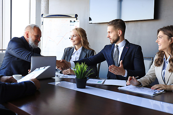 포토 JPG 해외이미지 서양인 여자 남자 화분 회사 악수 들기 앉기 정장 손짓 여러명 상반신 성인 앞모습 옆모습 노트북 업무 비즈니스맨 비즈니스우먼 문서 성인만 해외포토 외국인 옷 뷰포인트 다수 비즈니스 모션 사람 전자제품 작업 직장인 파일형식 이미지허브