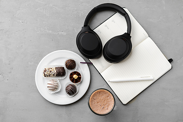 포토 JPG 해외이미지 접시 커피 회색배경 디저트 사람없음 펜 초콜릿 다이어리 헤드셋 머그컵 달콤 오브젝트 해외포토 식기 음료 음식 음향기기 백그라운드 컵 필기구 사무용품 헤드폰 회색 맛 파일형식 이미지허브