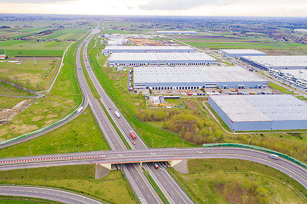 포토 JPG 해외이미지 공원 산업 도로 비즈니스 교통시설 자동차 안테나 사람없음 건물 트럭 화물 도시 센터 역 상품 정상 주식 컨테이너 창고 상업 머리위 지역 트랙터 수납 짐차 무거움 트레일러 물류 슈퍼마켓 드론 분배 수입 터미널 해외포토 건축물 공공시설 길 육상교통 교통 통신 금융 상점 운송업 무게 농기계 시설 특수차량 파일형식 이미지허브