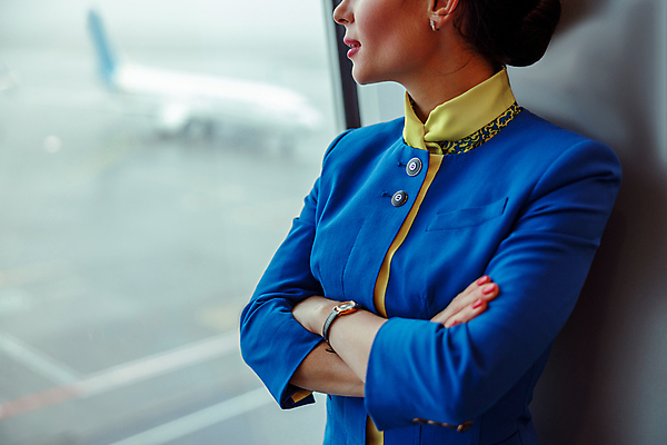 포토 JPG 해외이미지 응시 여자 여행 유니폼 창문 실내 한명 상반신 성인 옆모습 30대 팔짱 공항 승무원 성인여자한명만 해외포토 직업 1 시선 옷 뷰포인트 교통시설 모션 사람 내부 장년 여자한명만 성인여자만 파일형식 이미지허브