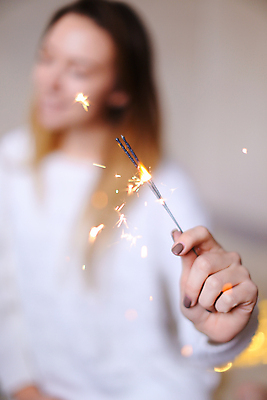 포토 JPG 해외이미지 백인 라이프스타일 유럽 컨셉 크리스마스 겨울 휴가 전등 새해 실내 한명 사람 내부 반짝임 금발 분위기 닫기 어플리케이션 야간 소프트포커스 휴대용 만족 노엘 유일 해외포토 자연요소 서양인 1 헤어스타일 계절 기념일 감정 나라 모션 조명 촬영기법 생활 오브젝트 파일형식 이미지허브