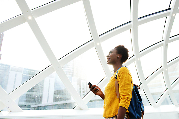 포토 JPG 해외이미지 1 라이프스타일 손 응시 여자 행복 여행 백그라운드 배낭 텍스트 모바일 한명 사람 성인 스마트폰 뷰티 유행 우주 검은색 기쁨 잡기 기다림 메시지 시원함 전화기 스마트 스타일 해외포토 시선 감정 컬러 컨셉 가방 모션 생활 신체부위 핸드폰 스마트기기 파일형식 이미지허브