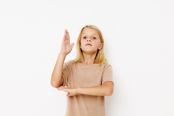 포토 JPG 해외이미지 서양인 응시 여자 어린이 실내 한명 손짓 상반신 앞모습 손들기 흰배경 소녀한명만 해외포토 외국인 1 시선 뷰포인트 백그라운드 모션 사람 내부 흰색 여자한명만 소녀만 파일형식 이미지허브