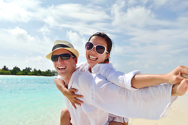 포토 JPG 해외이미지 주간 부부 커플 여자 남자 하늘 함께함 웃음 상반신 성인 해변 야외 두명 옆모습 여름휴가 바캉스 선글라스 손잡기 신혼여행 즐거움 업기 성인만 해외포토 자연요소 감정 안경 바다 뷰포인트 결혼 컨셉 관계 모션 휴가 표정 사람 파일형식 여름_계절 이미지허브