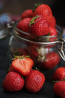 포토 JPG 해외이미지 딸기 검은배경 유리병 사람없음 아웃포커스 하트 담기 해외포토 모양 백그라운드 과일 모션 병_용기 촬영기법 검은색 파일형식 이미지허브