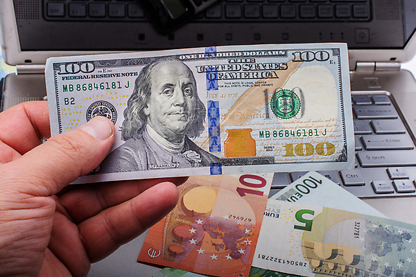 포토 JPG 해외이미지 손 지폐 들기 신체부위 노트북 달러 해외포토 돈 모션 사람 전자제품 파일형식 이미지허브