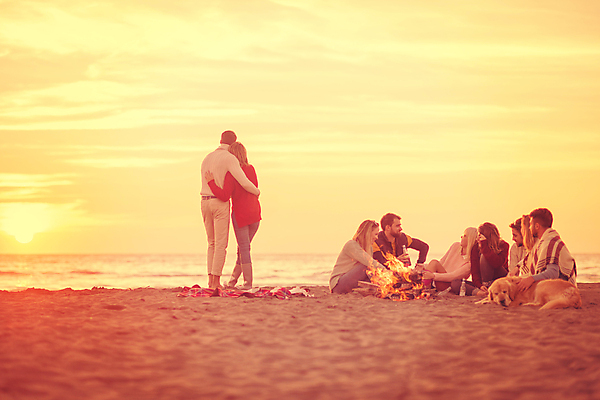 포토 JPG 해외이미지 주간 전신 한마리 커플 여자 남자 안기 함께함 앉기 여러명 성인 해변 야외 옆모습 뒷모습 친구 캠핑 강아지 모닥불 성인만 해외포토 자연요소 1 바다 뷰포인트 다수 컨셉 관계 모션 불 레저 사람 반려동물 개 파일형식 이미지허브