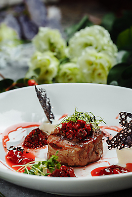 포토 JPG 해외이미지 접시 유럽 음식 조각 백그라운드 채소 육류 스테이크 요리 사람없음 목재 빨간색 초록색 갈색 식당 요리사 식사 저녁식사 이탈리아 소고기 흰색 신선 업무 체리 고급 우아함 달콤 맛 그릴 잼 굽기 허브 만족 슬라이스 후추 로즈메리 점심식사 등심 개조 맛있는 해외포토 나무 식물 직업 식기 감정 나라 컬러 컨셉 과일 식재료 재료 주방용품 서양음식 상점 작업 소스_음식 구이 향신료 파일형식 이미지허브