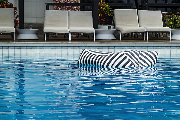 포토 JPG 해외이미지 주간 가구 수영장 사람없음 야외 선베드 해외포토 자연요소 생활용품 의자 파일형식 이미지허브