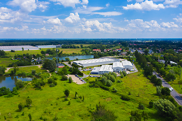 포토 JPG 해외이미지 산업 비즈니스 공장 교통시설 자동차 안테나 사람없음 건물 문 화물 센터 상품 큼 창고 상업 수납 짐차 트레일러 물류 드론 분배 수입 해외포토 건축물 육상교통 교통 통신 공업 운송업 크기 시설 파일형식 이미지허브