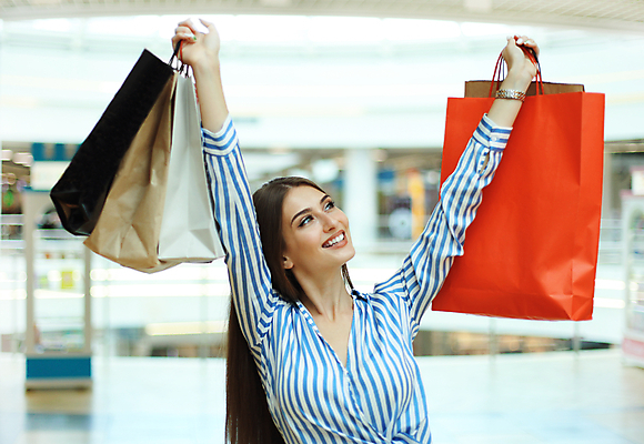 포토 JPG 해외이미지 응시 여자 한명 들기 상반신 성인 앞모습 쇼핑백 손들기 잡기 쇼핑몰 성인여자한명만 해외포토 1 시선 뷰포인트 가방 모션 사람 여자한명만 성인여자만 파일형식 이미지허브