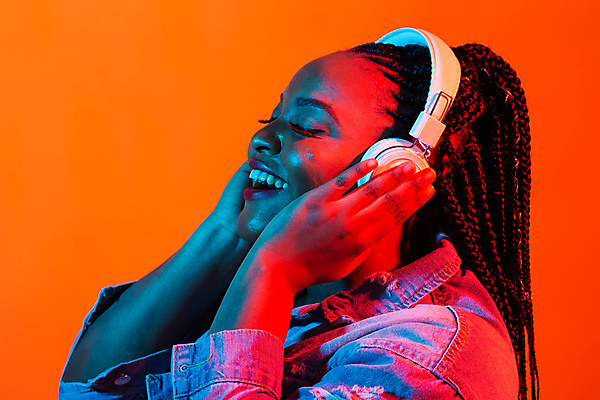 포토 JPG 해외이미지 여자 실내 한명 웃음 상반신 성인 옆모습 눈감음 헤드셋 음악감상 즐거움 빨간배경 착용 성인여자한명만 해외포토 1 감정 뷰포인트 음향기기 백그라운드 모션 표정 사람 내부 빨간색 헤드폰 감상 여자한명만 성인여자만 파일형식 이미지허브