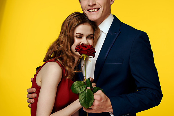 포토 JPG 해외이미지 백인 커플 여자 남자 포옹 미소 들기 상반신 성인 두명 장미 낭만 우아함 성인만 해외포토 서양인 꽃 컨셉 관계 안기 모션 표정 사람 파일형식 이미지허브