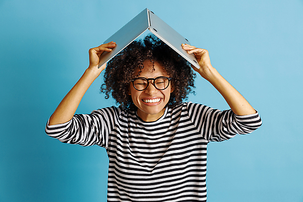 포토 JPG 해외이미지 여자 실내 한명 웃음 들기 상반신 성인 앞모습 노트북 눈감음 즐거움 파란배경 성인여자한명만 안경낌 해외포토 1 감정 안경 뷰포인트 백그라운드 모션 표정 사람 내부 파란색 전자제품 여자한명만 성인여자만 파일형식 이미지허브