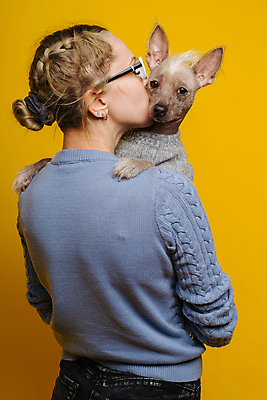 포토 JPG 해외이미지 한마리 여자 반려견 키스 함께함 실내 한명 상반신 성인 뒷모습 친구 반려동물 강아지 노란배경 성인여자한명만 들어올리기 안경낌 해외포토 동물 1 안경 뷰포인트 백그라운드 컨셉 관계 모션 사람 내부 노란색 개 애정표현 여자한명만 성인여자만 파일형식 이미지허브