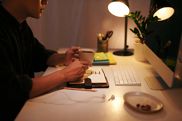 포토 JPG 해외이미지 백인 남자 탁자 실내 한명 들기 상반신 성인 옆모습 컵 스마트폰 컴퓨터 사무실 다이어리 스탠드 비즈니스맨 커피잔 성인남자한명만 해외포토 서양인 1 식기 커피 뷰포인트 가구 비즈니스 모션 조명 잔 사람 내부 전자제품 핸드폰 스마트기기 사무용품 직장인 남자한명만 성인남자만 파일형식 이미지허브