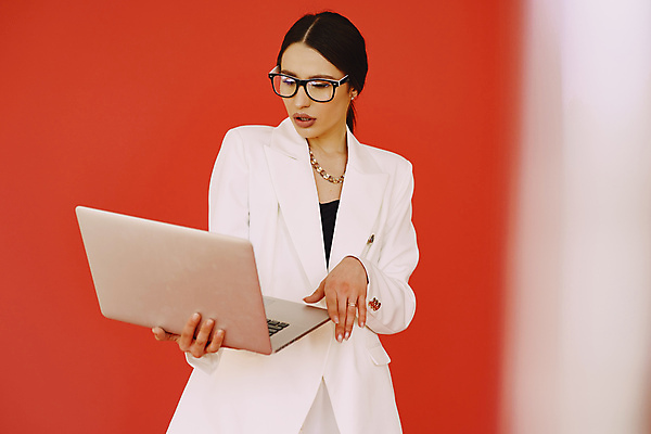 포토 JPG 해외이미지 백인 여자 갈색머리 실내 한명 들기 상반신 성인 앞모습 노트북 컴퓨터 재킷 성인여자한명만 안경낌 해외포토 서양인 1 헤어스타일 안경 뷰포인트 모션 사람 내부 전자제품 외투 여자한명만 성인여자만 파일형식 이미지허브