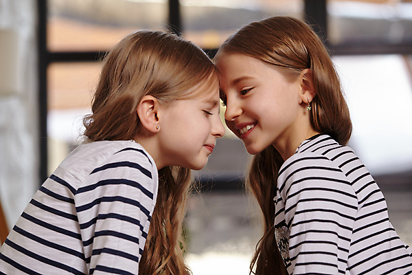 포토 JPG 해외이미지 백인 여자 어린이 함께함 실내 상반신 두명 옆모습 아웃포커스 마주보기 눈감음 화목 다정 자매 여동생 언니 이마맞대기 소녀만 해외포토 서양인 뷰포인트 컨셉 가족 모션 촬영기법 사람 내부 동생 여자만 어린이만 얼굴맞대기 파일형식 이미지허브