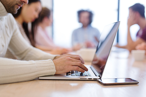 포토 JPG 해외이미지 여자 남자 비즈니스 탁자 실내 여러명 상반신 성인 앞모습 옆모습 아웃포커스 노트북 스마트폰 비즈니스맨 비즈니스우먼 세미나 성인만 해외포토 뷰포인트 가구 다수 촬영기법 사람 내부 전자제품 핸드폰 스마트기기 직장인 파일형식 이미지허브