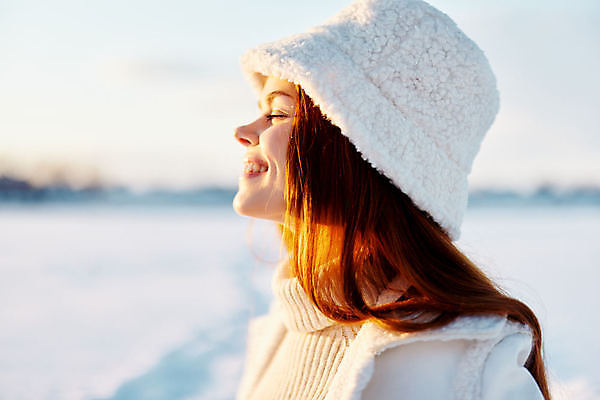 포토 JPG 해외이미지 주간 여자 겨울 한명 상반신 성인 야외 옆모습 아웃포커스 눈감음 벙거지모자 성인여자한명만 해외포토 자연요소 모자_잡화 1 계절 뷰포인트 모션 촬영기법 사람 여자한명만 성인여자만 파일형식 이미지허브