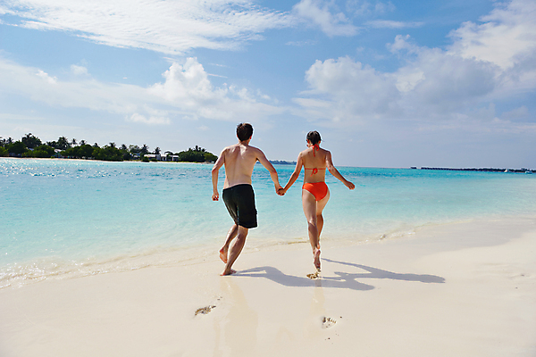 포토 JPG 해외이미지 주간 전신 라이프스타일 커플 여자 남자 수영복 데이트 휴식 사랑 성인 해변 야외 두명 뒷모습 여름 걷기 손잡기 맑음 발자국 성인만 해외포토 자연요소 옷 계절 감정 바다 뷰포인트 컨셉 관계 자국 모션 날씨 사람 생활 파일형식 이미지허브