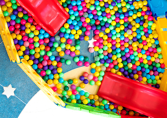 포토 JPG 해외이미지 어린이 백그라운드 공 놀이 실내 사람없음 컬러풀 장난감 장비 게임 놀이터 플라스틱 땅바닥 많음 해외포토 컬러 컨셉 재질 바닥 사람 내부 파일형식 이미지허브
