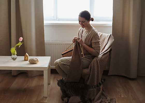 포토 JPG 해외이미지 전신 한마리 응시 여자 꽃 화분 의자 창문 실내 한명 앉기 성인 옆모습 걷기 귀여움 고양이 뜨개질 털실 책상 코바늘 성인여자한명만 반려묘 해외포토 식물 1 시선 뷰포인트 가구 컨셉 포유류 모션 사람 취미 내부 반려동물 실 여자한명만 성인여자만 파일형식 이미지허브