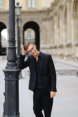 포토 JPG 해외이미지 1 라이프스타일 남자 유럽 문화 여행 컨셉 건축양식 거리 미술 한명 서기 정장 소년 야외 건물 장식 관광지 여행객 걷기 금속 검은색 기댐 산책 산책로 프랑스 등불 램프 도시 비즈니스맨 센터 역사 도심 철 정사각형 타운 구시가지 방법 옛날 정중 혼자 파리(프랑스) 해외포토 도형 건축물 옷 건축 나라 길 어린이 컬러 비즈니스 모션 재질 문화예술 휴식 조명 사람 생활 직장인 파일형식 이미지허브