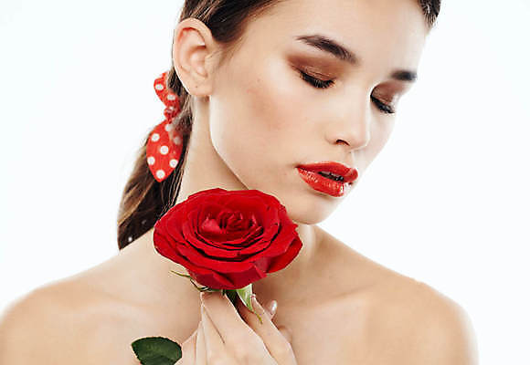 포토 JPG 해외이미지 백인 여자 포즈 한명 들기 상반신 성인 앞모습 화장 뷰티 장미 눈감음 성인여자한명만 해외포토 서양인 1 꽃 뷰포인트 모션 사람 여자한명만 성인여자만 파일형식 이미지허브