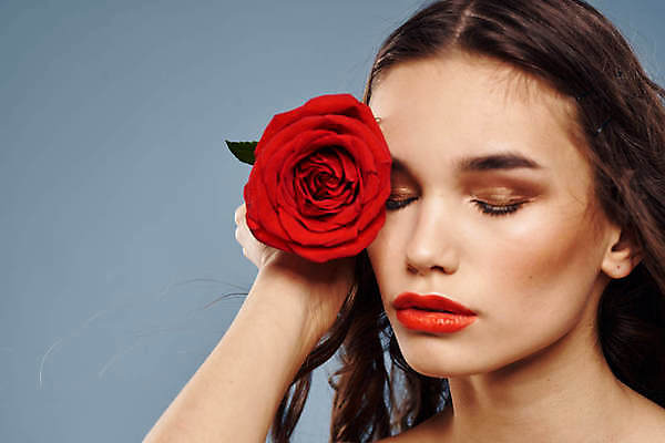 포토 JPG 해외이미지 백인 여자 포즈 한명 들기 상반신 성인 앞모습 화장 뷰티 장미 눈감음 성인여자한명만 해외포토 서양인 1 꽃 뷰포인트 모션 사람 여자한명만 성인여자만 파일형식 이미지허브