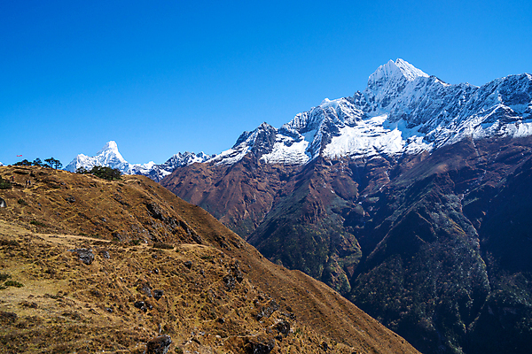 포토 JPG 해외이미지 구름 여행 자국 자연 하늘 산 풍경 사람없음 파란색 마을 맑음 얼음 등산 트래킹 하이킹 바위 빙하 오르기 지역 네팔 절정 히말라야 눈내림 해외포토 자연요소 아시아 컬러 모션 레저 날씨 눈_날씨 돌_바위 생태계 파일형식 산맥 이미지허브