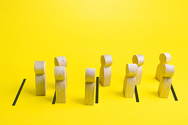 포토 JPG 해외이미지 실내 사람없음 말_게임 일렬 노란배경 줄서기 코로나바이러스 사회적거리두기 해외포토 캠페인 백그라운드 모션 내부 노란색 게임 바이러스 파일형식 이미지허브