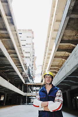 포토 JPG 해외이미지 남자 건축 건설업 한명 상반신 성인 앞모습 팔짱 건설현장 안전모 성인남자한명만 건설근로자 해외포토 직업 1 산업 뷰포인트 모션 사람 헬멧 안전장비 남자한명만 성인남자만 파일형식 이미지허브