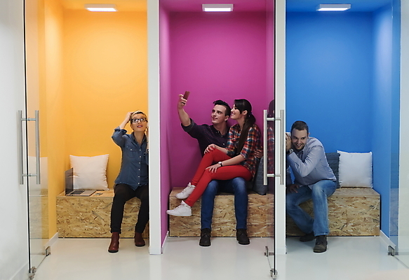 포토 JPG 해외이미지 전신 여자 남자 벽 들기 앉기 여러명 성인 노트북 스마트폰 태블릿 사무실 업무 비즈니스맨 비즈니스우먼 엿듣기 셀프카메라 성인만 해외포토 다수 비즈니스 모션 사람 전자제품 핸드폰 스마트기기 사진촬영 작업 직장인 파일형식 이미지허브