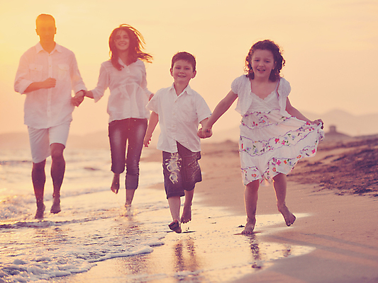 포토 JPG 해외이미지 주간 라이프스타일 여자 남자 딸 행복 아들 어린이 모래 바다 여행 가족 엄마 휴가 함께함 사랑 사람 소년 여러명 성인 해변 야외 앞모습 걷기 노을 손잡기 일몰 기쁨 아빠 해외포토 자연요소 감정 뷰포인트 다수 컨셉 관계 모션 생활 파일형식 이미지허브
